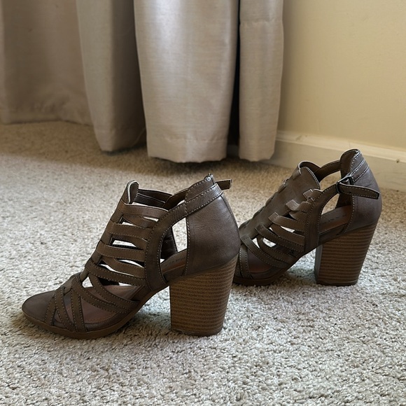 Heels - Picture 2 of 5